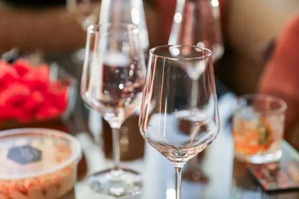Glas Champagne Med Röd Ros Och Champagne — Stockfoto