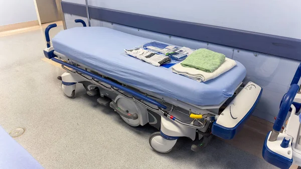手术室里有配备医疗设备的现代化医院病床 保健概念 — 图库照片