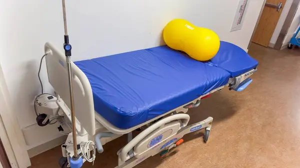 一张白色和蓝色的医院病床的垂直照片 — 图库照片