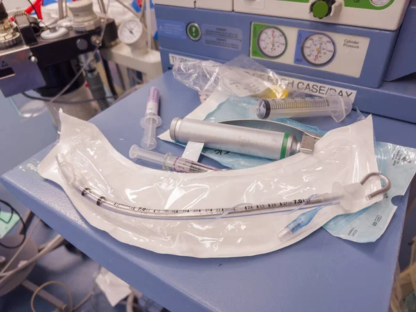 患者のための手術台の外科マスクそして注射器 コヴィドの概念 — ストック写真
