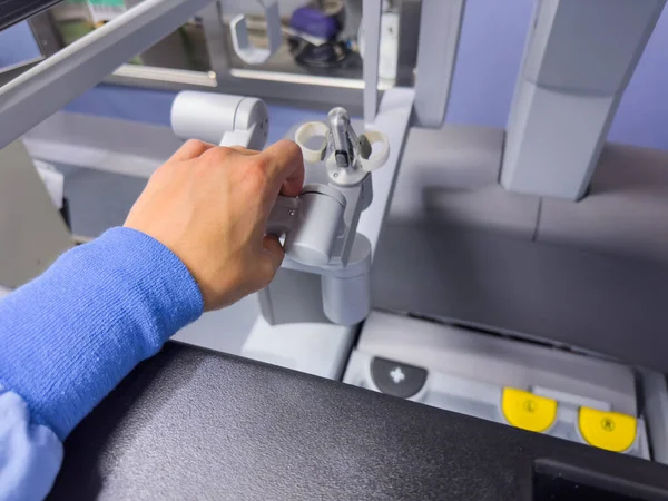 Mão Médico Segurando Máquina Para Depilação Laser Clínica — Fotografia de Stock