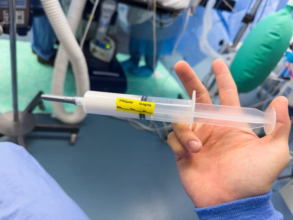 Ameliyathanede Eli Olan Mavi Bir Tüp Tutuyor — Stok fotoğraf