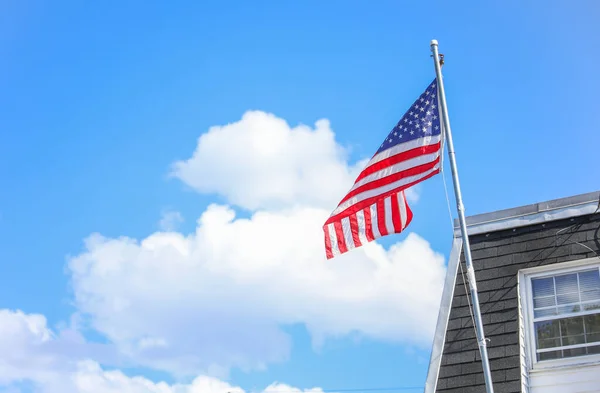 Αμερικανική Σημαία Κυματίζει Στον Άνεμο Ενάντια Στον Γαλάζιο Ουρανό — Φωτογραφία Αρχείου