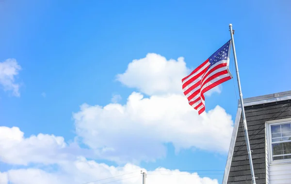 Αμερικανική Σημαία Ένα Σπίτι Μπροστά Από Τον Γαλάζιο Ουρανό — Φωτογραφία Αρχείου
