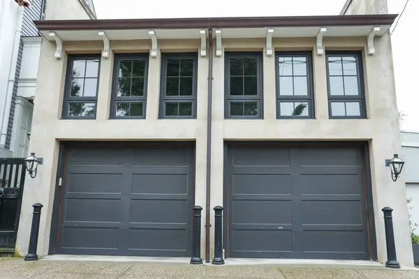 Kapısı, penceresi, kapısı ve garajı olan modern bir garaj.