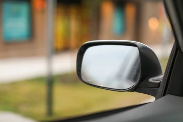 背景模糊的汽车镜子 — 图库照片