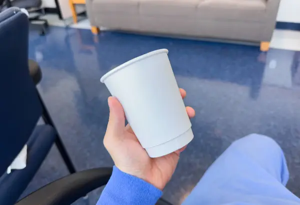 コーヒーのカップを保持している医者 — Φωτογραφία Αρχείου