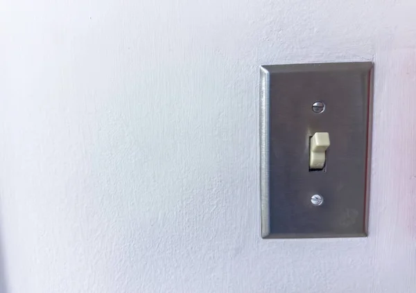 壁の白い電気プラグ — ストック写真