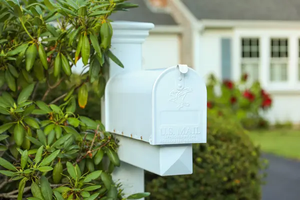Белый Почтовый Ящик Зеленом Доме Новый Дом — стоковое фото