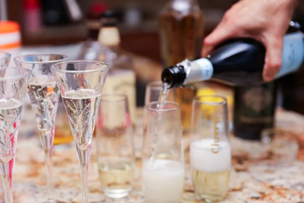 Nalévat Šampaňské Skla — Stock fotografie