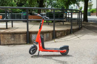 Parkta elektrikli scooter.