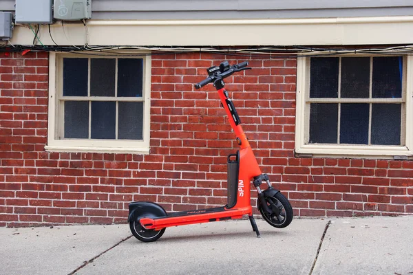 Elektrische Scooter Met Een Nieuwe Rode Scooter Voor Een Bakstenen — Stockfoto
