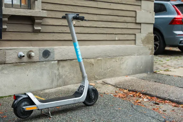 通りの歩道に駐車された電動スクーター — ストック写真