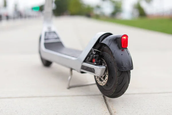 Şehrin Caddesinde Elektrikli Scooter — Stok fotoğraf