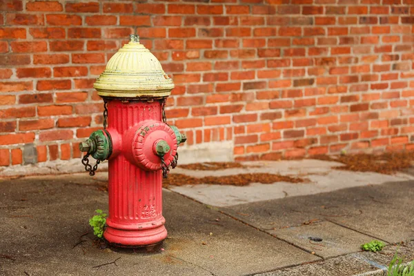 レンガの壁に赤い消火栓 — ストック写真