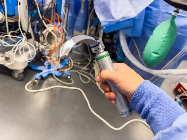 病院の部屋の外科装置が付いている医学のマスクの手のクローズアップ — ストック写真