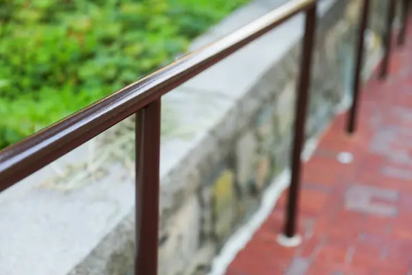 Bulanık Arkaplanı Olan Bir Merdivenin Metal Korkuluğunu Kapat — Stok fotoğraf