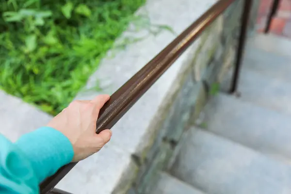 Mano Mujer Barandilla Metal Una Escalera Madera — Foto de Stock