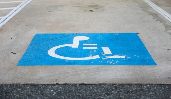 Señal Aparcamiento Para Discapacitados Fondo Asfalto —  Fotos de Stock