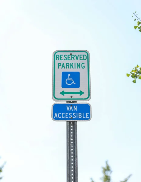 Znak Parkingowy Słowem Wyłączony — Zdjęcie stockowe