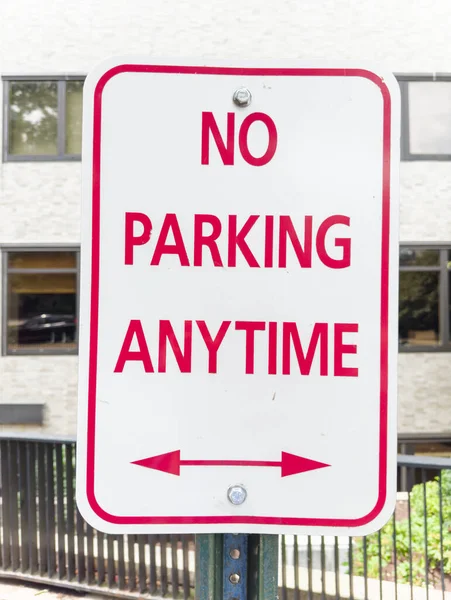 Відсутній Знак Паркування Фоном Стіні Червоної Цегли — стокове фото