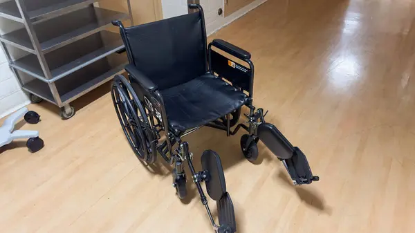 Cadeira Rodas Vazia Quarto Hospital — Fotografia de Stock