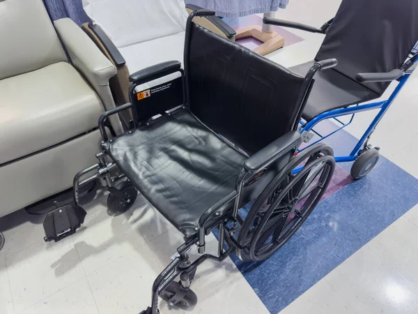 Cadeira Rodas Vazia Para Paciente Hospital — Fotografia de Stock