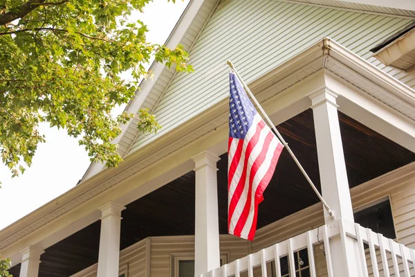 Σημαία Της Αμερικανικής Σημαίας Στη Βεράντα Ενός Ξύλινου Σπιτιού — Φωτογραφία Αρχείου