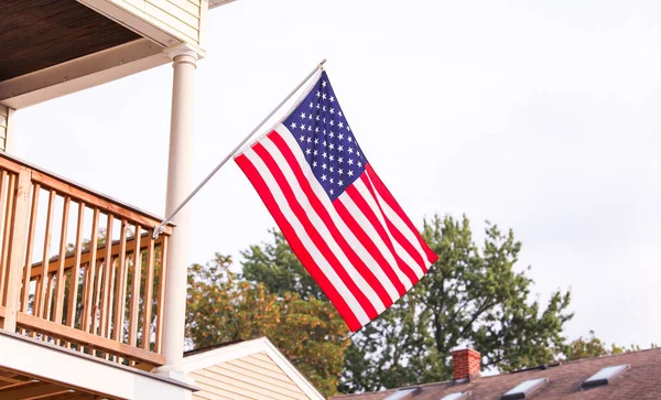 Κουνώντας Σημαία Των Ηνωμένων Πολιτειών Της Αμερικής — Φωτογραφία Αρχείου