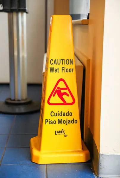Mokrá Žlutá Výstražná Cedule Koupelně — Stock fotografie