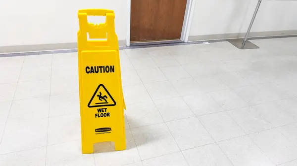 Cartello Avvertimento Giallo Sul Pavimento Ufficio — Foto Stock