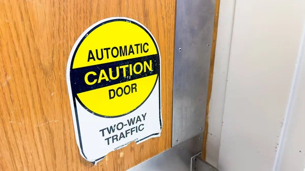 Προειδοποιητικό Σήμα Μια Πόρτα — Φωτογραφία Αρχείου