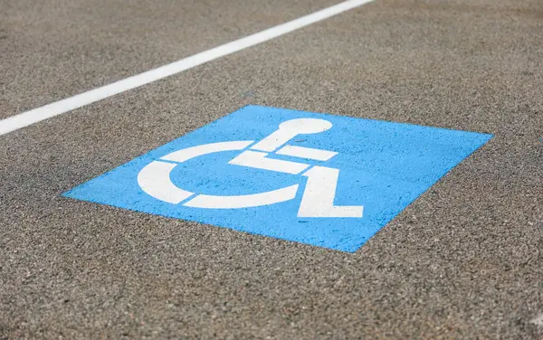 Señal Aparcamiento Para Discapacitados Una Plaza Aparcamiento Parque —  Fotos de Stock