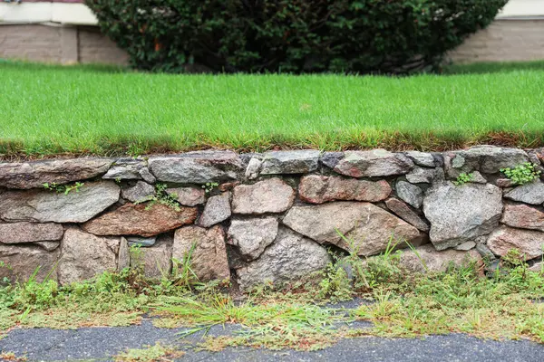 Stone Wall Grass Background — Stock Photo, Image