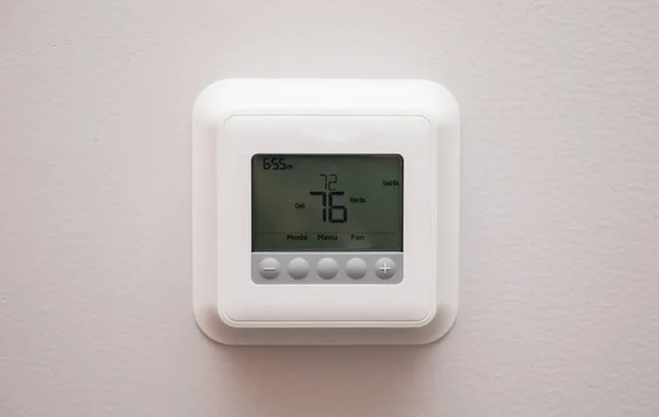 Bir evin duvarında klima kontrolü var.