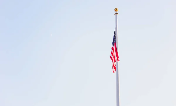 Americká Vlajka Modré Obloze — Stock fotografie