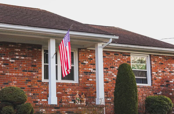 Американский Флаг Перед Домом — стоковое фото