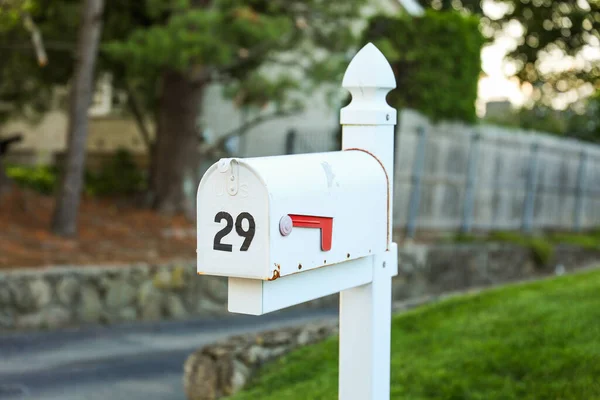 Красный Почтовый Ящик Белыми Буквами Письмами — стоковое фото