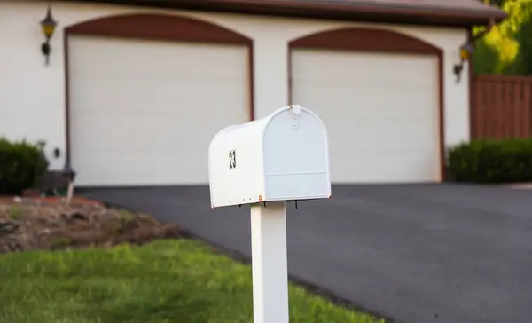 Λευκό Γραμματοκιβώτιο Στο Σπίτι — Φωτογραφία Αρχείου
