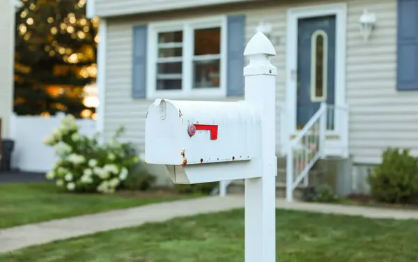 Белый Почтовый Ящик Белыми Буквами Красным Почтовым Ящиком — стоковое фото