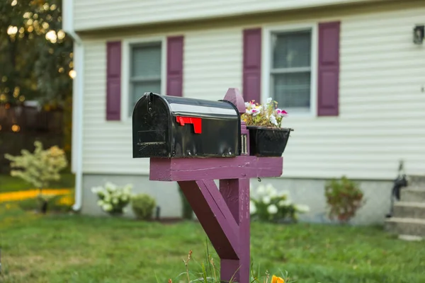 Маленький Красный Почтовый Ящик Парке Перед Кирпичной Стеной — стоковое фото