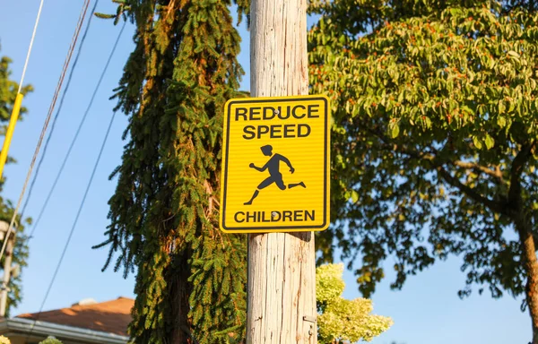 Zeichen Für Kinder Beim Überqueren — Stockfoto