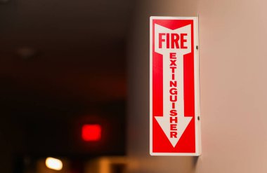 Yangın söndürücü tabelası bir binanın duvarında.
