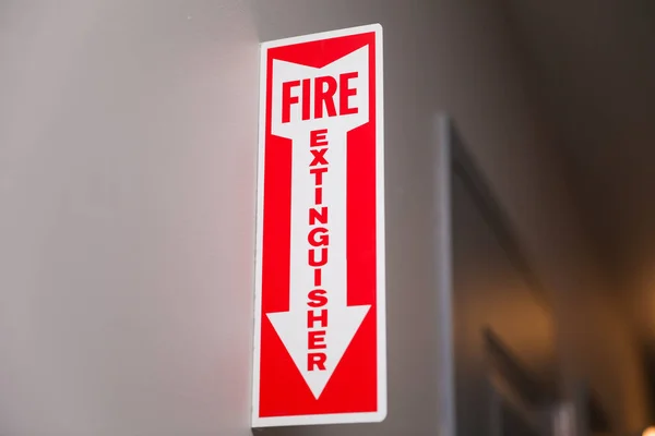 Cartel Extintor Incendios Pared Roja —  Fotos de Stock