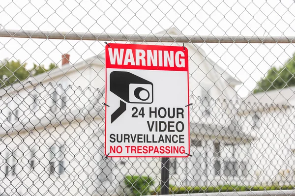 Nessun Segno Sicurezza Sullo Sfondo Una Casa Con Nastro Avvertimento — Foto Stock
