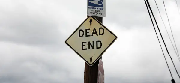 死路的标志 也就是死路的尽头这是一个不允许的路标 — 图库照片