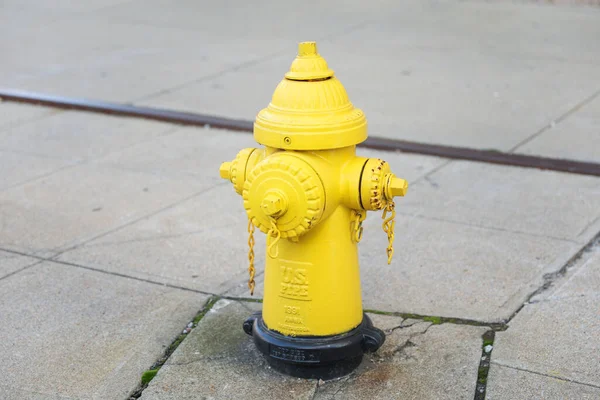 Hidrante Amarelo Uma Calçada — Fotografia de Stock