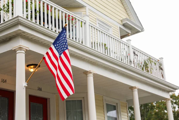 Αμερικάνικη Σημαία Και Λευκή Οροφή Σπιτιού — Φωτογραφία Αρχείου