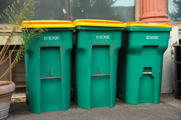 Een Grote Plastic Containers Met Verschillende Maten Groen Rood — Stockfoto