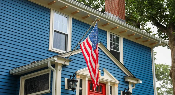 Μπλε Σημαία Σπίτι Στο Δρόμο Εικόνα Αρχείου